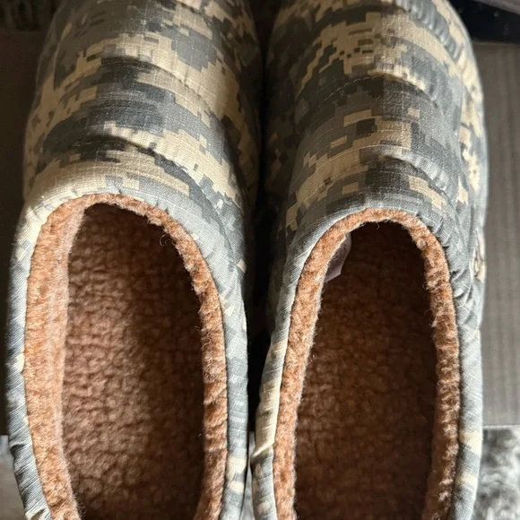 Ariat Men's Camo Slippers - Picture 3 of 5